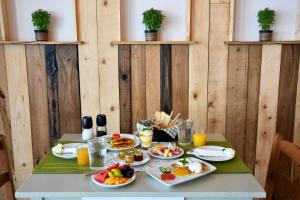 a table with plates of food on it at Akro Rooms in Agios Ioannis Pelio +35 photos