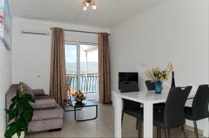 een woonkamer met een tafel en een bank bij Apartmani Gaby in Trogir