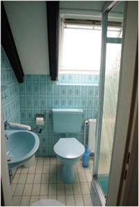 y baño con aseo y lavamanos. en Haus Nordlicht, en Helgoland