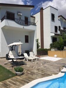 una villa con piscina y una casa en Domusangeladue, en Matera