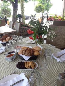 una mesa con platos de pan y bollería. en Hotel Florakis en Livanátai