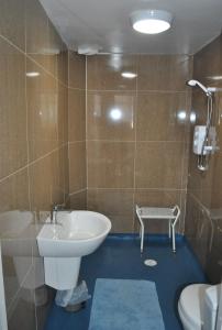 uma casa de banho com um lavatório e um WC em Olive Lodge Blackpool em Blackpool