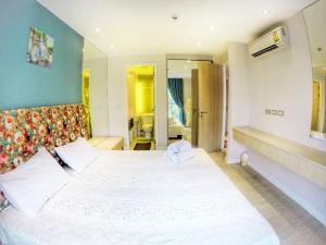 パタヤ・サウスにある1 bedroom in Jomtienの部屋にある大きな白いベッドのある寝室 +17枚の写真