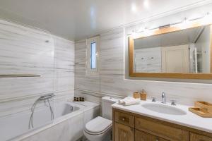 Bilik mandi di Aerides Luxury Suites