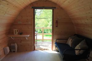 Posezení v ubytování Glendalough Glamping - Adults Only