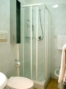 un bagno con doccia, WC e lavandino di Affittacamere Rollando a Vernazza Altre 40 foto