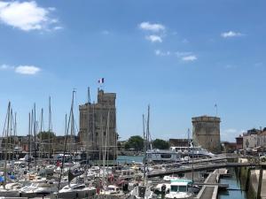 ラ・ロシェルにあるStudio des Trois Iletsの二塔の桟橋に停泊する船