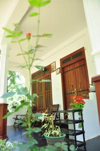 錫吉里亞的住宿－錫吉里亞花旅館，一间设有两个木门的房间,一些植物