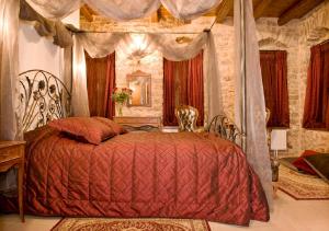 Кровать или кровати в номере To Archontiko tis Marias