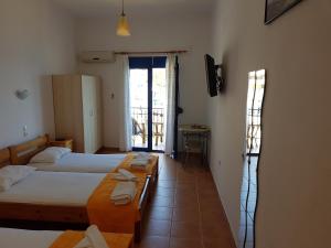 Habitación de hotel con 2 camas y balcón en LydiaMare, en Agios Kirykos