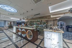 Lounge alebo bar v ubytovaní Grand Hotel Slavia - Adults only