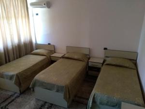 Postel nebo postele na pokoji v ubytování Hotel Gjeli