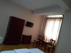 TV a/nebo společenská místnost v ubytování Hotel Gjeli