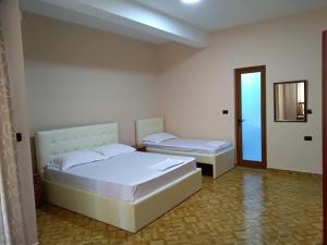 Postel nebo postele na pokoji v ubytování Hotel Gjeli