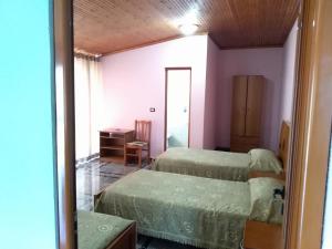 Postel nebo postele na pokoji v ubytování Hotel Gjeli