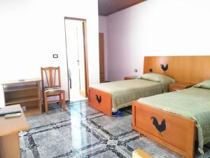 Postel nebo postele na pokoji v ubytování Hotel Gjeli