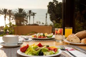 
אפשרויות ארוחת הבוקר המוצעות לאורחים ב-מלון לאונרדו טבריה
