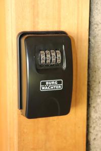 un bouton noir sur une porte avec un chien de garde dans l'établissement Homestay Brienz, à Brienz