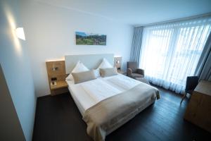 Hotel zum Hirsch tesisinde bir odada yatak veya yataklar