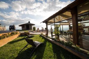 un patio con una silla en el césped en Albergue La Casa Del Peregrino, en El Acebo de San Miguel