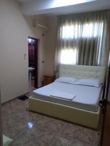 Postel nebo postele na pokoji v ubytování Hotel Gjeli