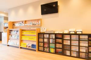 una farmacia con estanterías de medicamentos en Smile Hotel Utsunomiya Higashiguchi en Utsunomiya