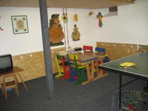 ウムハウゼンにあるban Kneissl`sの教室(テーブル、椅子、テレビ付)