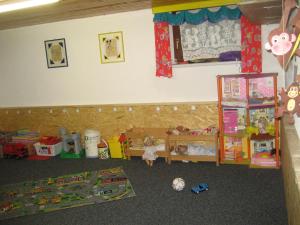 Habitación infantil con juguetes en el suelo en ban Kneissl`s, en Umhausen
