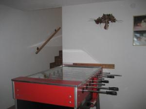 une caisse en verre avec des bouteilles de vin dans un escalier dans l'établissement ban Kneissl`s, à Umhausen