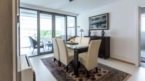 Posezení v ubytování Spacious modern apartment close to the beach