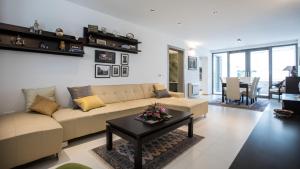 Posezení v ubytování Spacious modern apartment close to the beach
