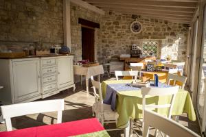 a kitchen and dining room with tables and chairs at Garden Cactus in Villaggio Mosè
