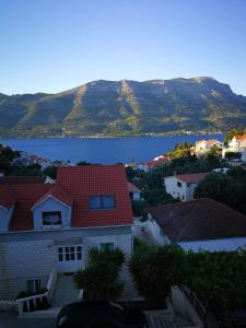 - Vistas a una casa con lago y montañas en Apartments Ustavdic, en Korčula