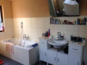 łazienka z 2 umywalkami i wanną w obiekcie Little paradise w Berlinie