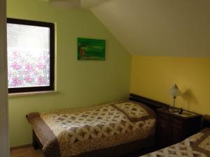 ベルリンにあるLittle paradiseのベッドルーム1室(ベッド2台、窓付)