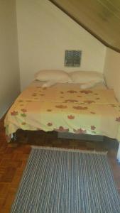 1 cama en un dormitorio con alfombra azul en Apartman Daris&Emma, en Bihać