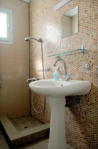 y baño con lavabo y ducha con espejo. en Crisio Studios en Skyros