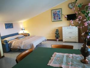 a hotel room with a bed and a table with a table sidx sidx at Mon Refuge Villa Deluxe in Correzzola +40 photos