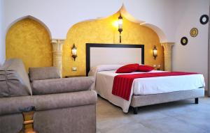 1 dormitorio grande con 1 cama y 1 sofá en RIAD Comfort Rooms, en San Vito lo Capo