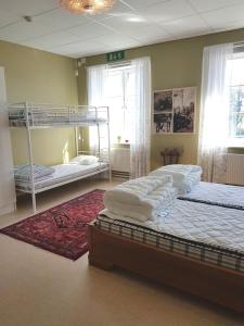 a bedroom with two bunk beds and a rug at Gothem Logi in Gothem
