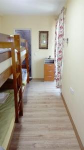 Zimmer mit Etagenbetten und Flur in der Unterkunft Hostel „Ж" in Gradsko