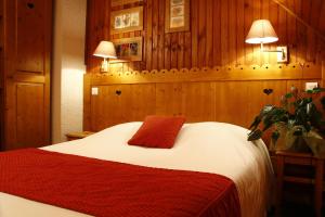Llit o llits en una habitació de Hotel des Marquisats