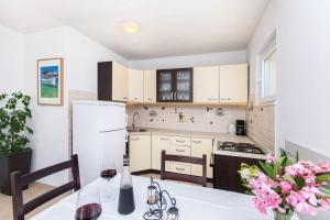 Kuchyňa alebo kuchynka v ubytovaní Villa sea oasis Ratac