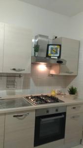 een keuken met een kookplaat en een oven bij A casa di Lori in Catania
