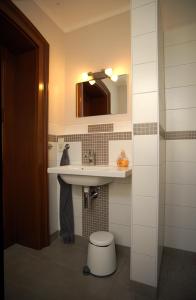 a bathroom with a sink and a toilet at Spreewaldhof am Wasser in Raddusch