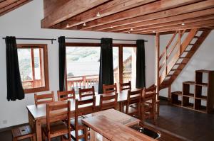 Un restaurante o sitio para comer en Chalet Arvina
