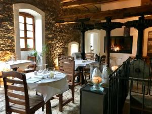 - un restaurant avec des tables et des chaises dans une salle dans l'établissement Chambres d'hôtes - Mulino nannaré, à Ville-di-Paraso