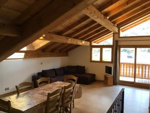 Posezení v ubytování Appartement Bozel + 8 fotografií