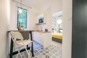 cocina con fregadero y escritorio en una habitación en Rooms Nela, en Split