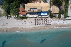阿查拉維的住宿－Pelagia Sea Side，享有海滩的空中景致,配有椅子和遮阳伞